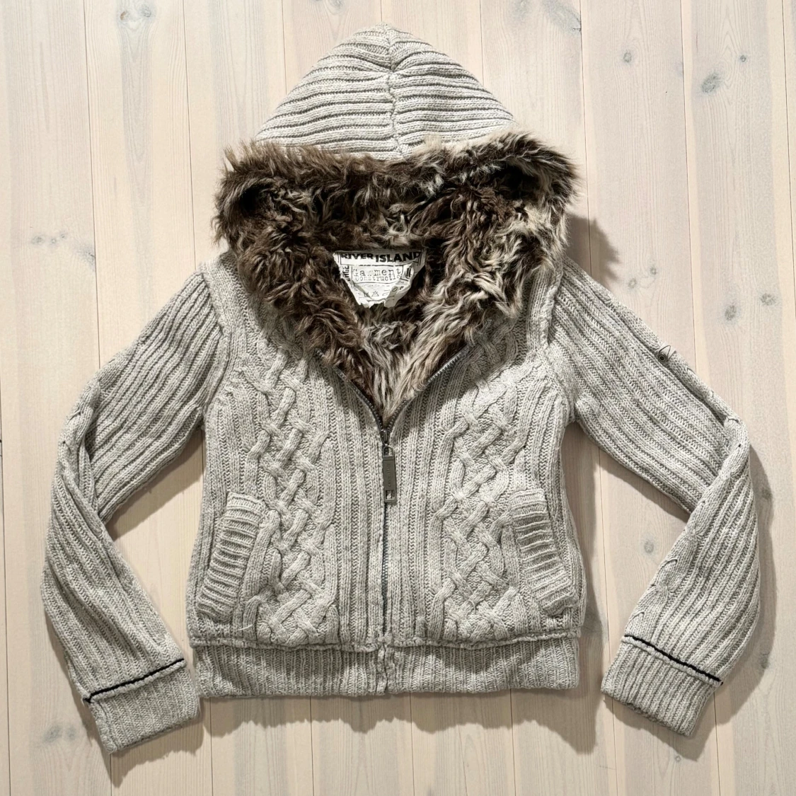 Stickad kofta med konstpäls