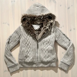 Stickad kofta med konstpäls - Superfin varm kofta från River Island. Passar xs/s. 