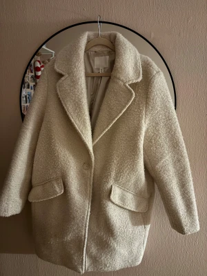 Beige teddyjacka med stora slag - Säljer en beige teddyjacka från H&M. Den är jättevarm och bra för vintern! Den har jättestora fickor också. Storlek L, använt bara ett fåtal gånger. Pris kan diskuteras!