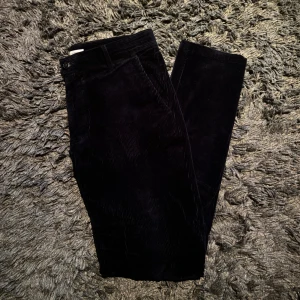 Samsoe Samsoe Byxor Sky Captain - Samsoe Samsoe Byxor | Modell: Samsoe Andy X Trousers | Eftertraktade | Skick: 8/10 | Nypris: 1499 SEK | Pris: 199 SEK | Storlek: 48 | Frakt: Postnord + Instabox + Bring | Skriv vid minsta fråga eller fundering 📩 Priset är diskuterbart.