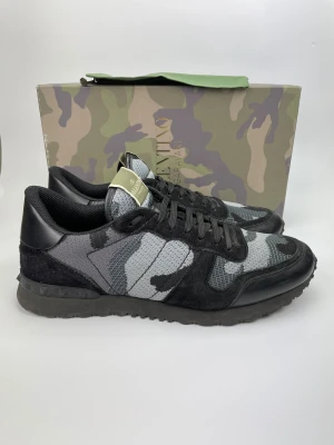 Valentino rockrunners (nya) - December REA! Hej, säljer nu dessa svin snygga valentino skor. Skorna är i nyskick skick! Begränsat antal boxar och dustbag. Hör av dig vid frågor. 