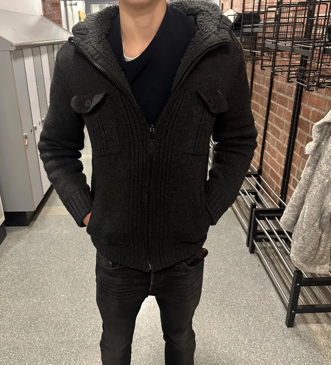 Mörkgrå stickad hoodiejacka