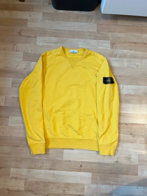 Stone Island sweatshirt - In good condition, older model, no major flaws only damage is shown in the pictures. Size L fits M-L. Authentic