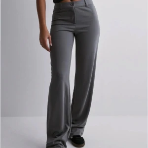 Sköna kostymbyxor från Nelly - Kostymbyxor i mjukt material från Nelly. Supersköna men kommer inte till användning 🤍