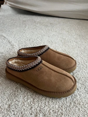 UGG TASMAN  - Säljer dessa fina Uggs storlek 38 men passar dig med 37 också. Dem är små i storleken.