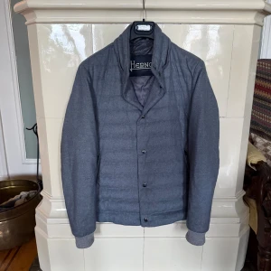 Herno jacka  - Herno jacka i 51% silke och 49% Kashmir. Galet mjuk och varm trots att den inte är särskilt tjock. Funkar jätte bra alla årstider. Pris från butik är 17400kr. Den är så gott som ny, ända är att jag glömde luvan när jag var ute och reste. Den är mycket snyggare utan ändå. Storlek 48 passar M eller större S. 