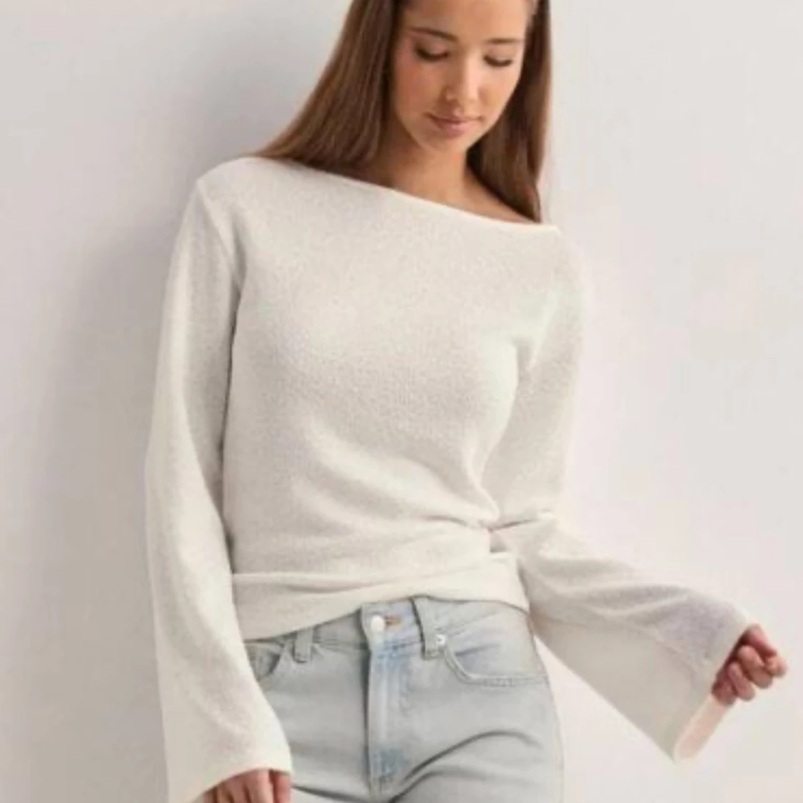 Vit långärmad topp med utsvängda ärmar - 1
