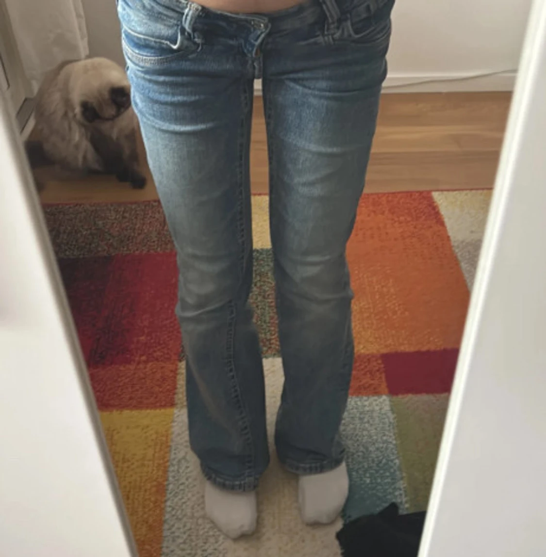 Blå bootcut jeans låg midja