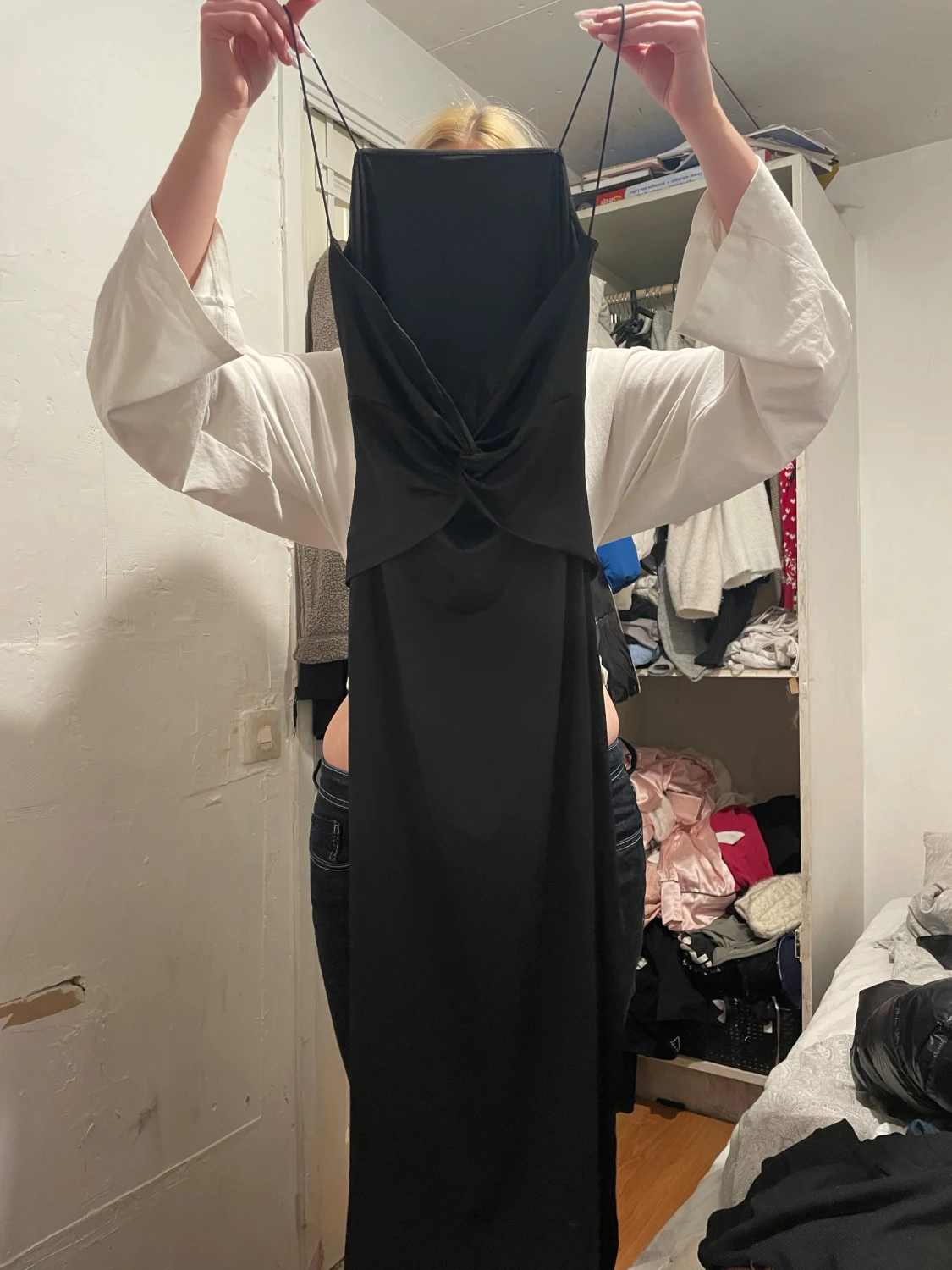 Svart långklänning med smala axelband - 1