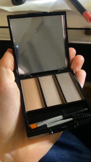 Eyebrows styling set - Ett set till ögonbrynen med olika nyanser