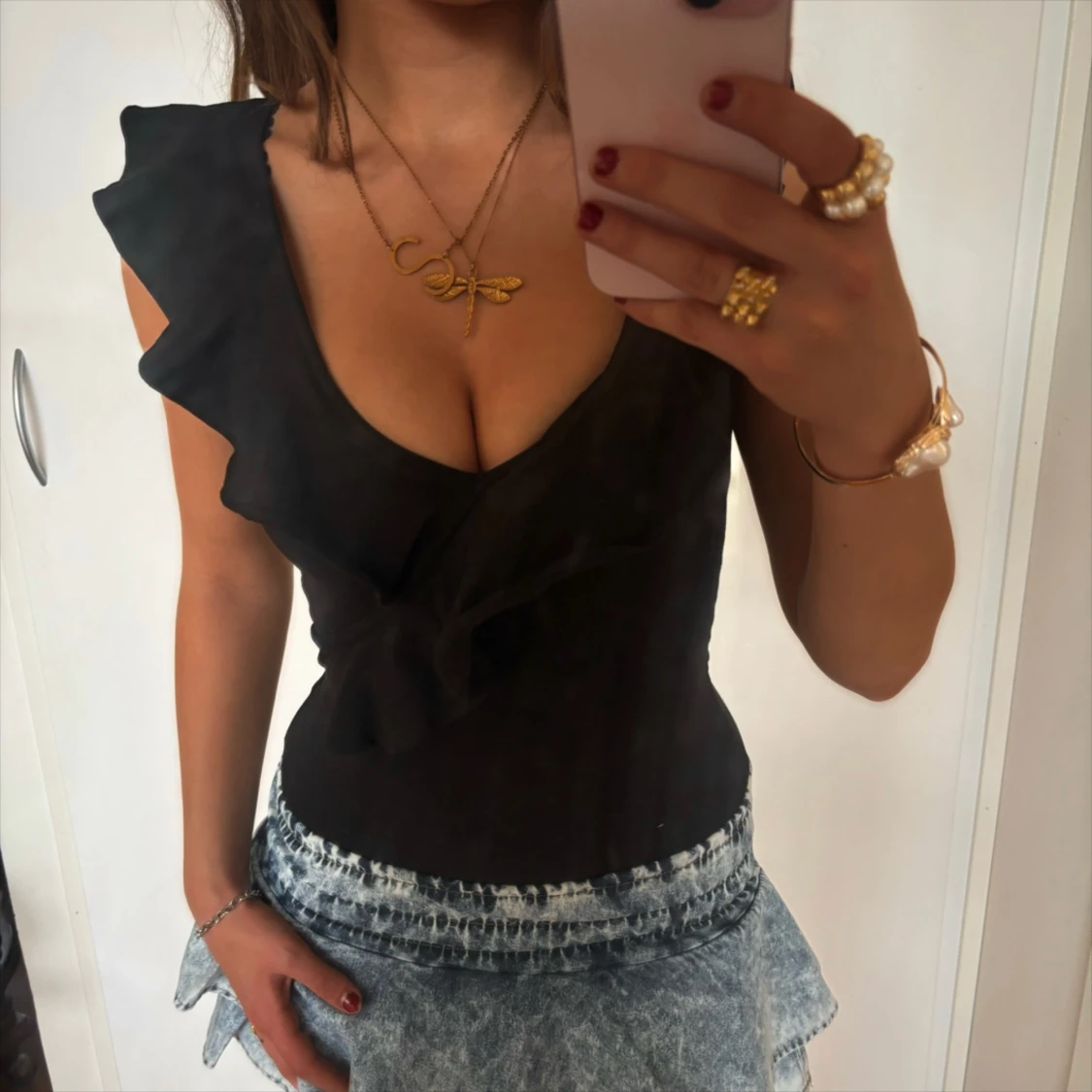 Svart vringad body med volang