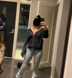 Mörkblå zip-hoodie med huva - Mörkblå hoodie med dragkedja och huva. Ribbade muddar vid ärmslut och nederkant. 🥰