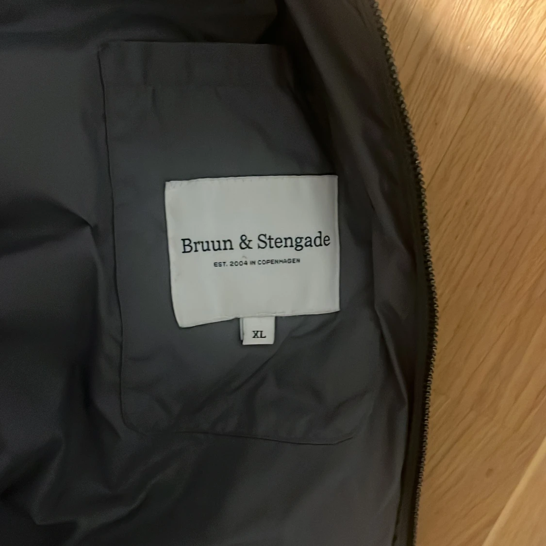 Grå pufferväst från Bruun & Stengade XL - 2