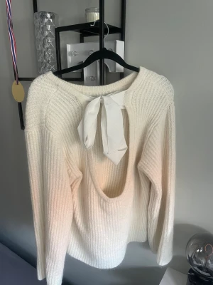 Stickad tröja  - Säljer denna super fina tröja från Gina då den tyvärr inte kommit till användning men hoppas att den gör de till någon av er, sååå fin och jätte bekväm 