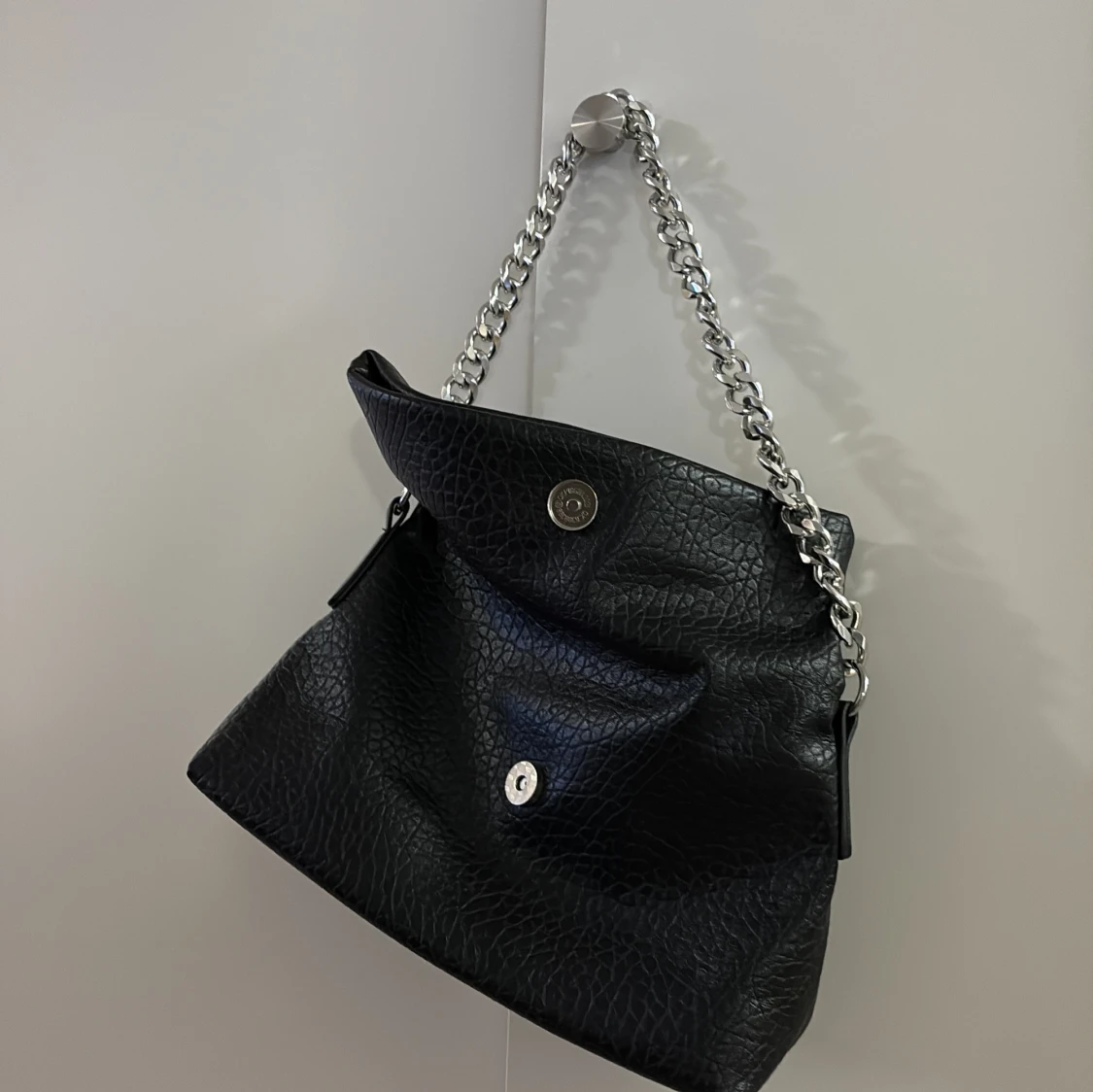 Svart axelväska med kedja - 1