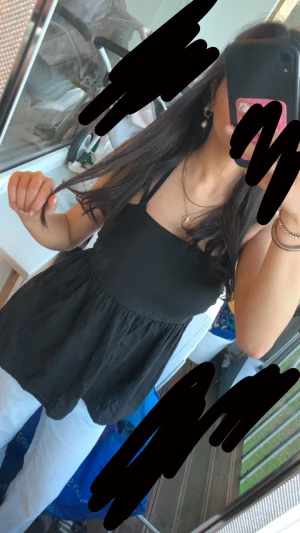 Svart ärmlös linnetopp - Säljer en svart ärmlös linnetopp med breda axelband och lätt utställd passform. Toppen har en enkel och stilren design som är perfekt för varma dagar. Materialet känns mjukt och luftigt mot huden. Passar dig som gillar en chill och snygg look 👀💗💗