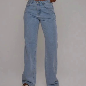 Ljusblå  jeans - Säljer dessa Snygga ljusblå jeans med klassisk femficksdesign och raka ben. Storlek 29 (s)