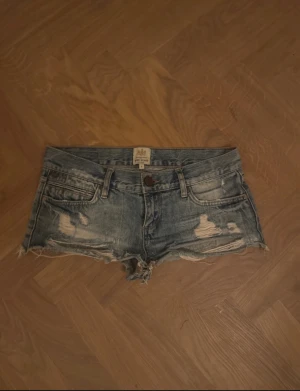 Jeansshorts💞 - Säljer då de är försmå, 39 cm midjemått