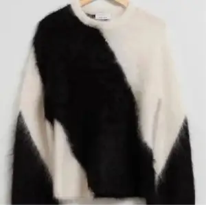 Supermysig stickad tröja från & Other Stories i svart och vitt med coolt, oregelbundet mönster. Tröjan har långärmade ärmar och är gjord i ett fluffigt material som känns extra skönt. Perfekt för dig som gillar att sticka ut med din stil. Tröjan säljs inte längre!! Nypris är ca 1500 kr bara att skriva vid frågor!!