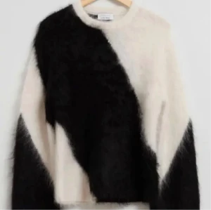 Tröja ifrån & Other Stories - Supermysig stickad tröja från & Other Stories i svart och vitt med coolt, oregelbundet mönster. Tröjan har långärmade ärmar och är gjord i ett fluffigt material som känns extra skönt. Perfekt för dig som gillar att sticka ut med din stil. Tröjan säljs inte längre!! Nypris är ca 1500 kr bara att skriva vid frågor!!