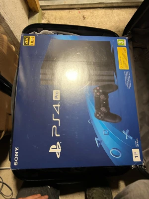 PlayStation 4 Pro 1TB Jet Black Cuh 7216B - Modell Cuh 7216B Sony PlayStation 4 Pro med 1TB lagring i Jet Black. Konsolen har stöd för 4K HDR och levereras med originalkartong. Skicket ser mycket bra ut med minimalt slitage, perfekt för dig som vill ha kraftfullt spelande och snygg grafik. Modell Cuh 7216B