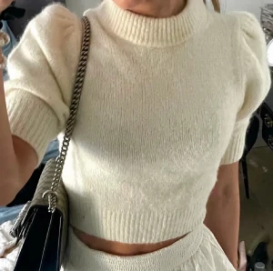 Stickad tröja  - Beige/vit topp med lite puffärm. Köpt på plick, nypris 700 men pris kan diskuteras🤍