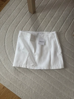 Minikjol från Edited - Kjolen är i nyskick och har inte använts överhuvudtaget. Kjolen har varit väl omhändertagen. Anledningen till att jag vill sälja den är för att den inte riktigt är min stil. Den kostade ursprungligen över 500kr.