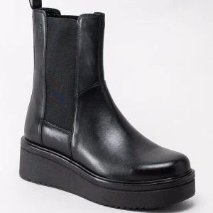 Oanvända, Svarta Vagabond Tara boots i skinn - stl 37 - ✨ Säljer ett par Vagabond boots i skinn, modell Tara✨  Trendiga boots med hög platåsula och högt skaft, resår på både in- och utsida för enkel på- och avtagning. Tillverkade i mjukt skinn med lätt vadderad innersula som ger komfort hela dagen. Textilfoder och dragflik baktill gör dem extra enkla att ta på.  Helt nya, säljes p.g.a. dubbletter. Nypris ca 1 700 kr. 