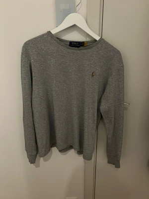 Långärmad Ralph Lauren tröja - Säljer då den tyvärr är för liten, nypris runt 1000. Självklart äkta, Storlek S passar också XS. Kom med frågor och bud👍