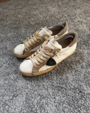 Philippe model - Säljer ett par super sköna Phillipe model skor som jag skulle ge till min bror fast dem passade inte. Jag använde dem 1 gång så jag fick inte lämna tillbaks dem! Men är i ny skick 