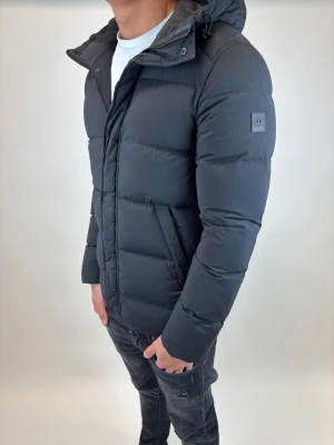 J.Lindeberg jacka  - Hej! Säljer nu denna väldigt snygga och eftertraktade J.Lindeberg vinterjacka!  Jackan är slutsåld överallt och går inte att få tag på… jackan är perfekt nu till hösten/vintern  Storlek S Ny pris: 6000 kr Säljs för: 2500 kr