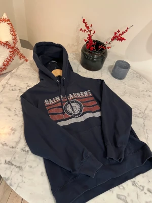 Saint Laurent hoodie - Använd fåtalet gånger fortfarande nyskick, mörkblå, Storlek S, sitter as najs och skönt!