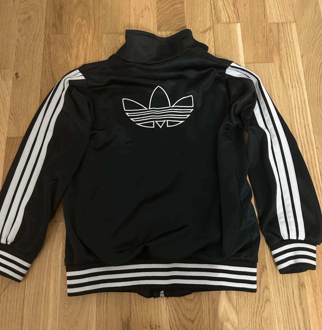 Svart Adidas vindjacka med vita ränder - 1