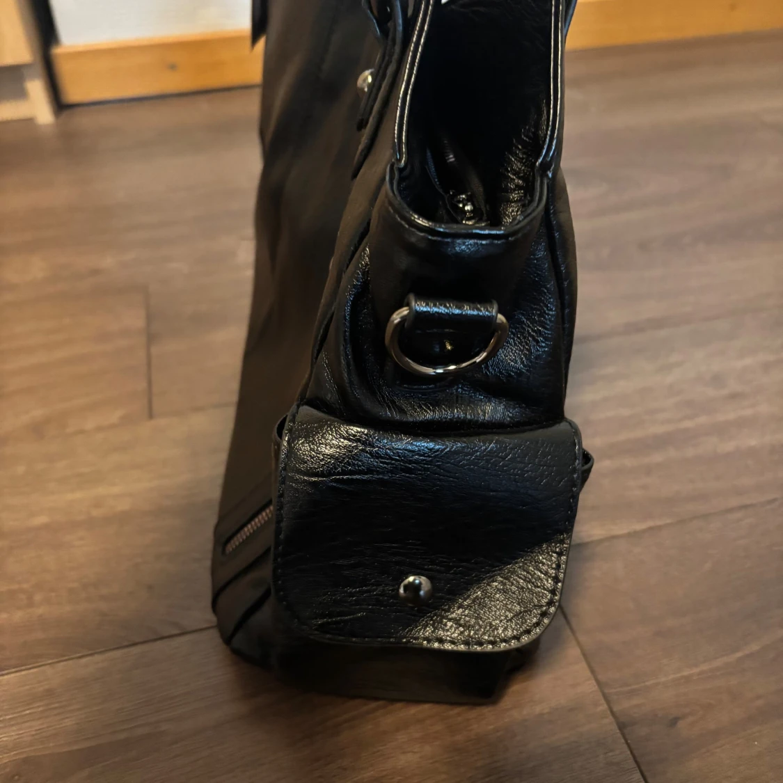 Svart axelväska med dragkedjor - 2