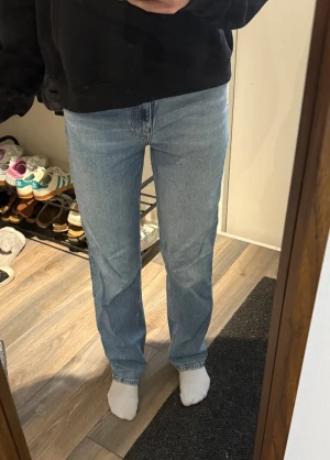 Jeans från Ginatricot - Säljer dessa snygga jeans från GinaTricot. De är storlek 38 och är i jättebra skick! Byd gärna☺️🩷