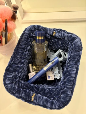 Virkad necessär - Kelly - (clutch bag) med diamanter - Virkad necessär - Kelly -  💙 En handgjord necessär med ihopfälld bar         ram 💙 Virkad i ett härligt chenille garn 💙 Denna har silvriga diamanter/kristaller 💎 💙 Storlek M: Bred ca 17 cm - Lång ca 22 cm  💙 Virkad av mig @virkningbynadja  (Kolla min profil för fler färger)   Kolla gärna in min Instagram för mer, @virkningbynadja ✨