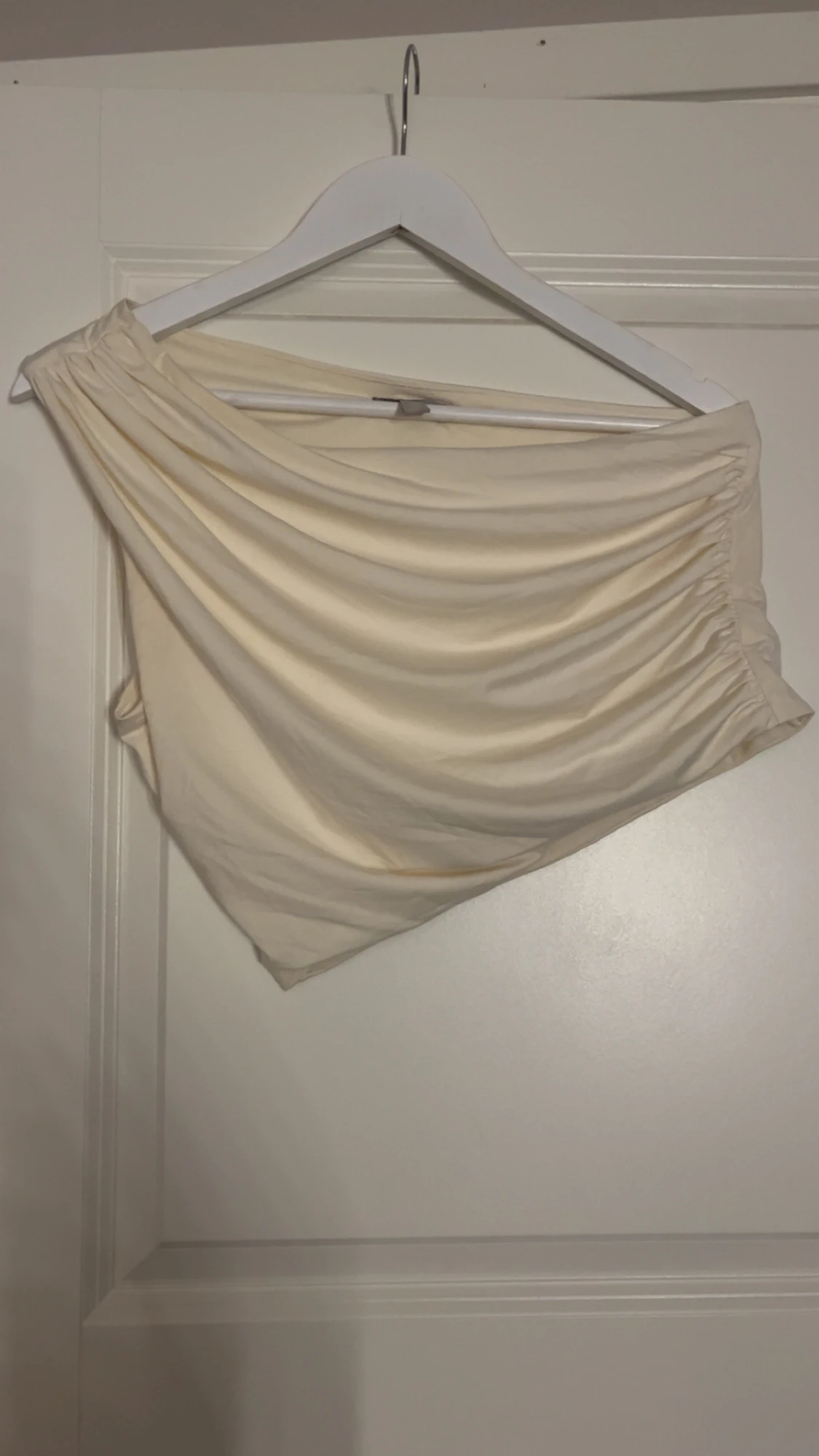 Beige oneshoulder topp med drapering