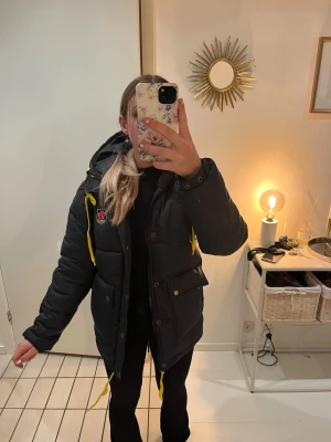 Svart Fjällräven jacka  - Syrran köpte fel storlek och jag fick uppdrag att sälja den, den är helt ny och andvänd 3 gånger. Det fattas en liten knapp vid fickan. Storleken är Woman Xs och hon på bilden är 160 cm.        Priset kan sänkas vid snabb affär 