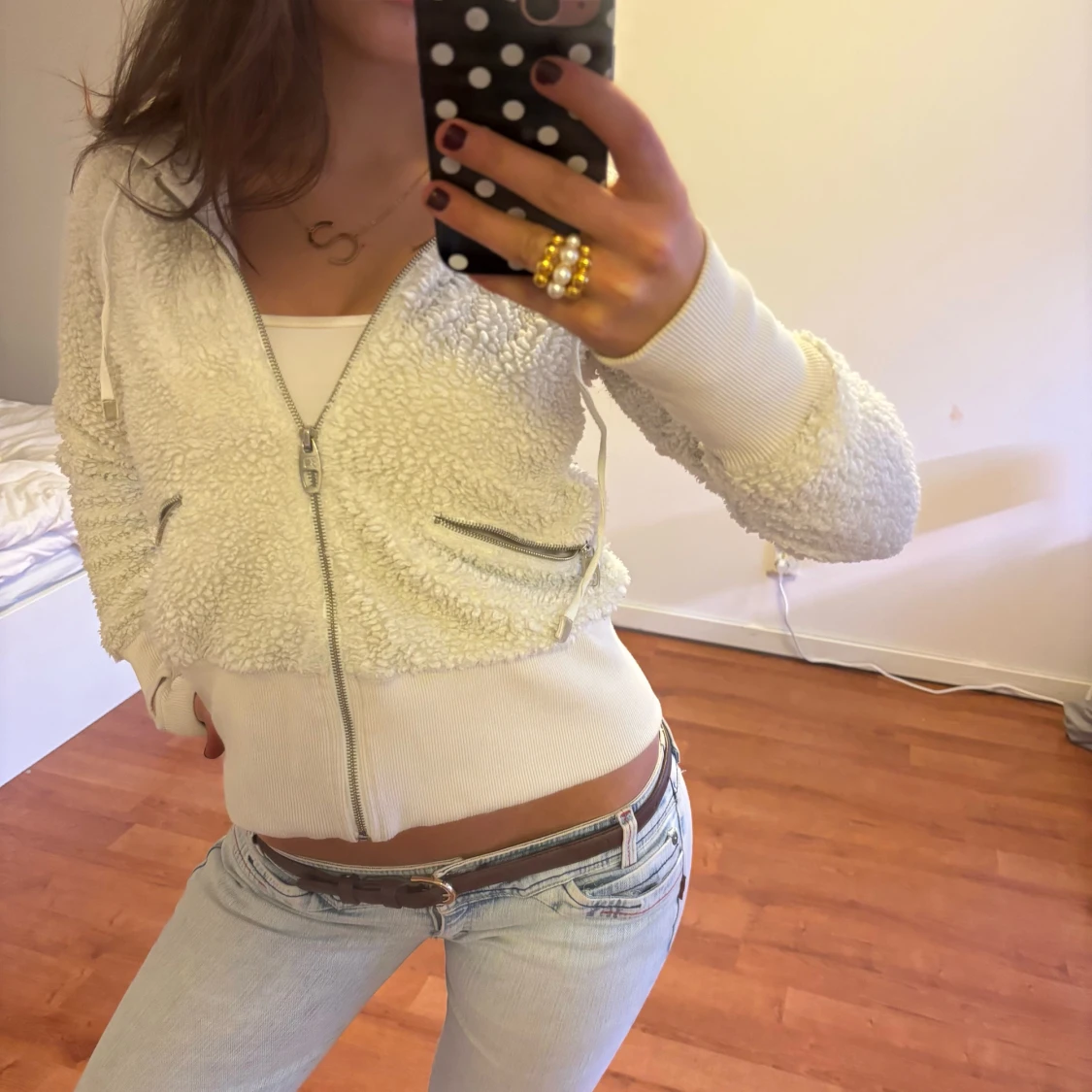 Vit pälströja med dragkedja