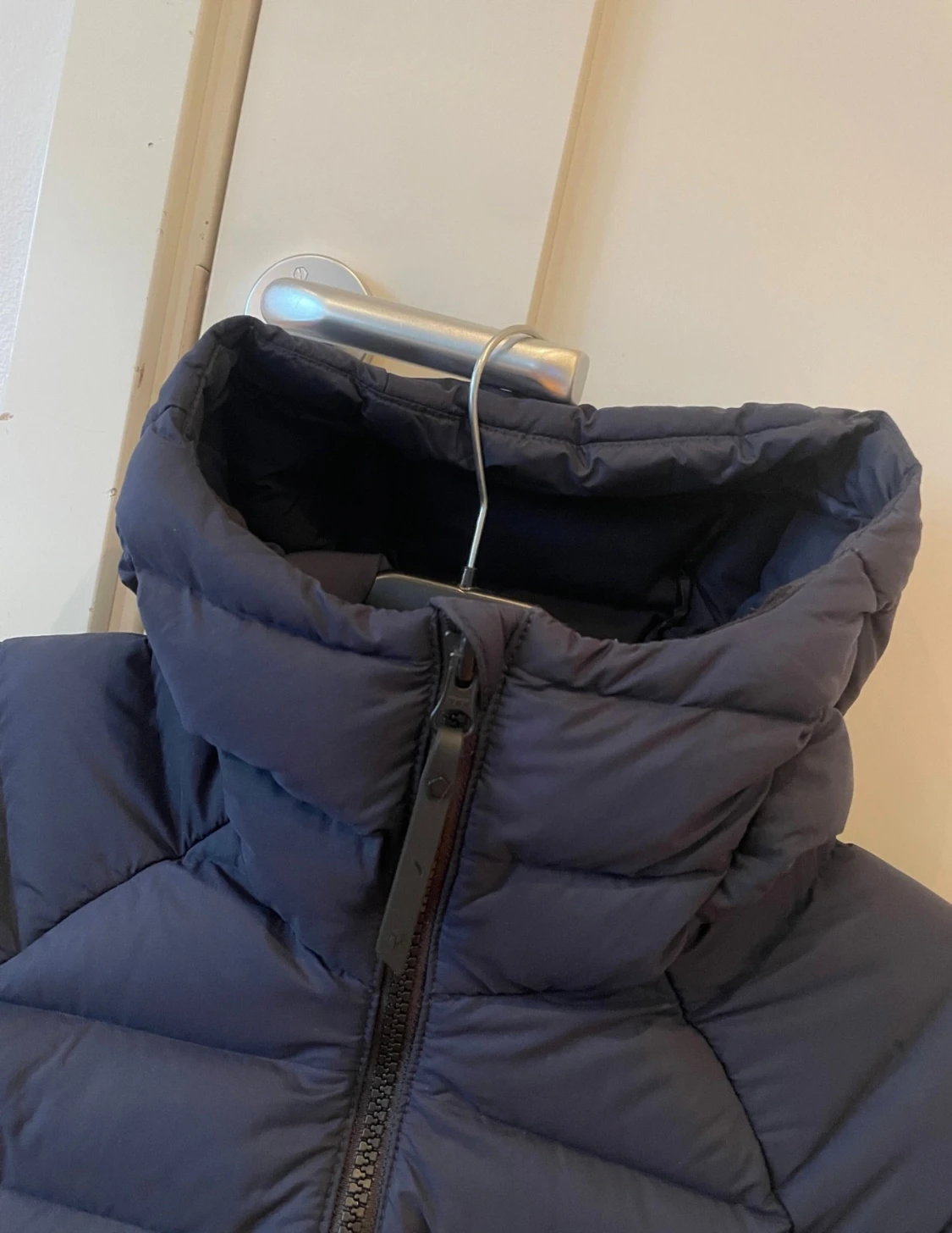 Mörkblå pufferjacka med huva - 3