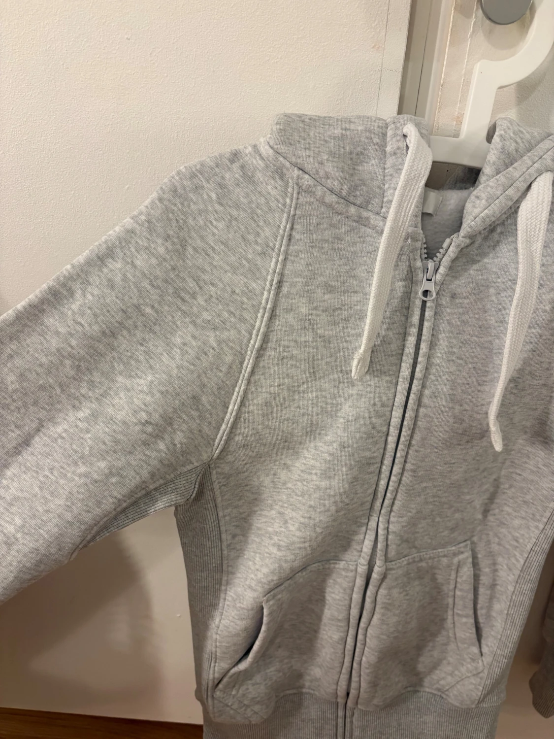 Ljusgrå hoodie från Russemerch XXS - 1