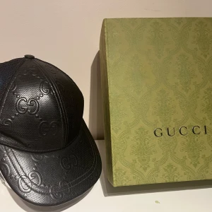 Äkta väldigt sällsynt Gucci keps - Allt på bilderna medföljer. Säljer då jag inte  använder den något mer. Okej skick ganska sällsynt 