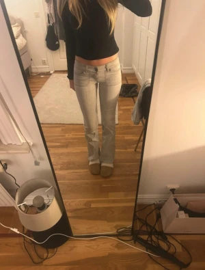 Ljusgråa jeans - Gråa jeans från Nelly med fickor på bak 