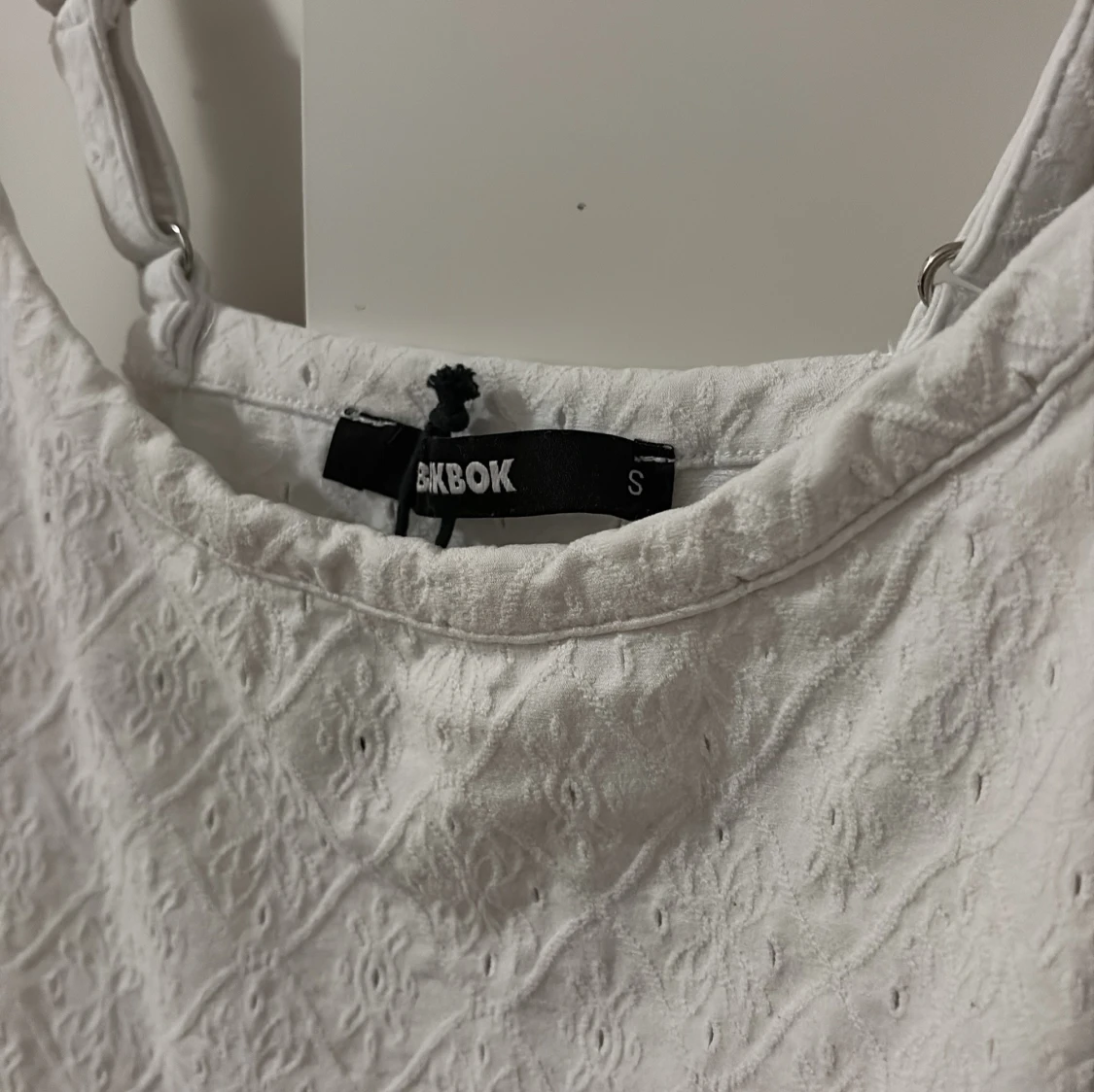 Vit broderad linnetopp från Bik Bok - 1