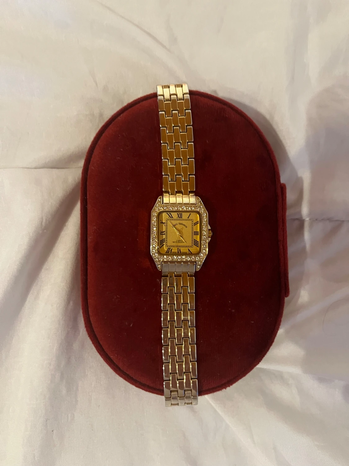 Guldfärgad fyrkantig klocka med stenar