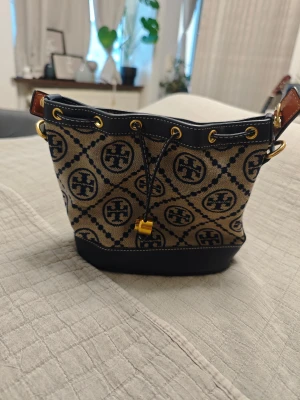 Bucket bag - Axelväska äkta. Använd, med reperation på sidan enligt bild, men fortfarande i mycket gott skick. 