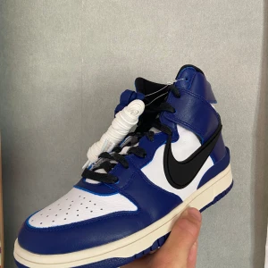 Nike Dunk High Ambush Deep Royal - Helt nya och oanvända Nike Dunk High Ambush! Kvitto och låda finns! Storlek: 44
