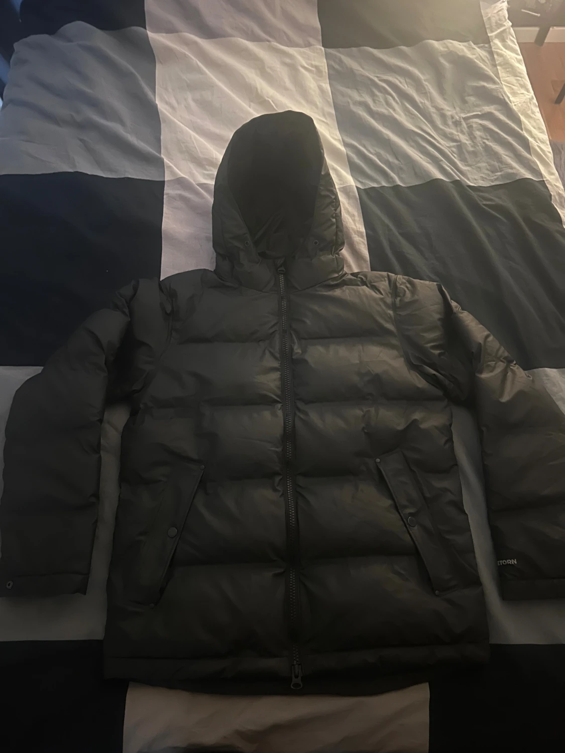 Svart pufferjacka från Tretorn med huva