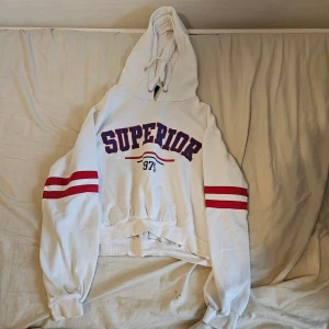 Vit hoodie med tryck - Vit hoodie med tryck. Ner till midjan