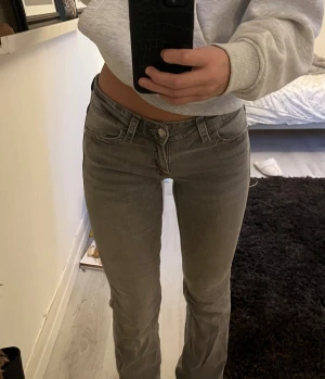 Grå bootcut jeans från Gina Tricot Young - Snygga grå low waist bootcut jeans från Gina Tricot Young. Nypris 399kr🌸